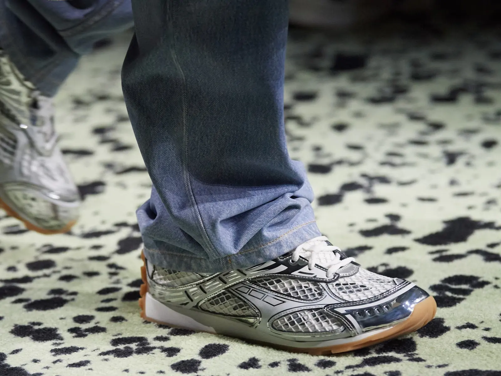 Nike 到 Bottega Veneta，侵入時尚、潮流圈的「復古網眼運動鞋」你還沒入手嗎？【流行大小事】