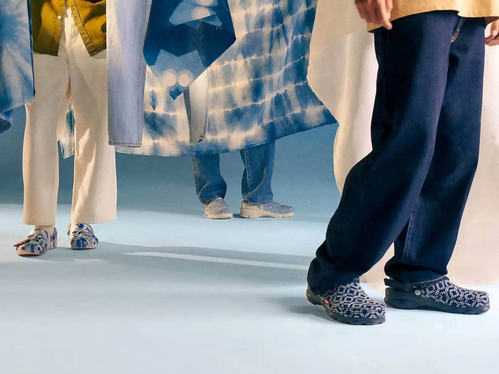 LEVI'S x CROCS 2023 聯名系列台灣開賣資訊揭曉，絕美刺繡＆藍染丹寧美學！