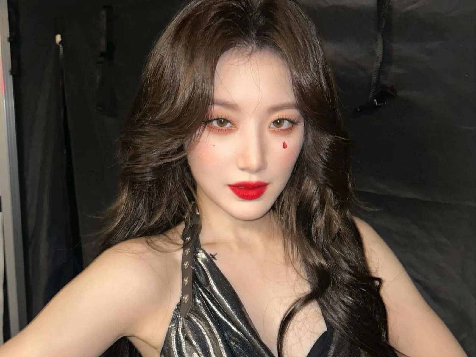 (G)I-DLE 舒華化身「冷豔 Bad Girl」尺度大開！深 V 小背心外加嫵媚電眼全網暈翻！