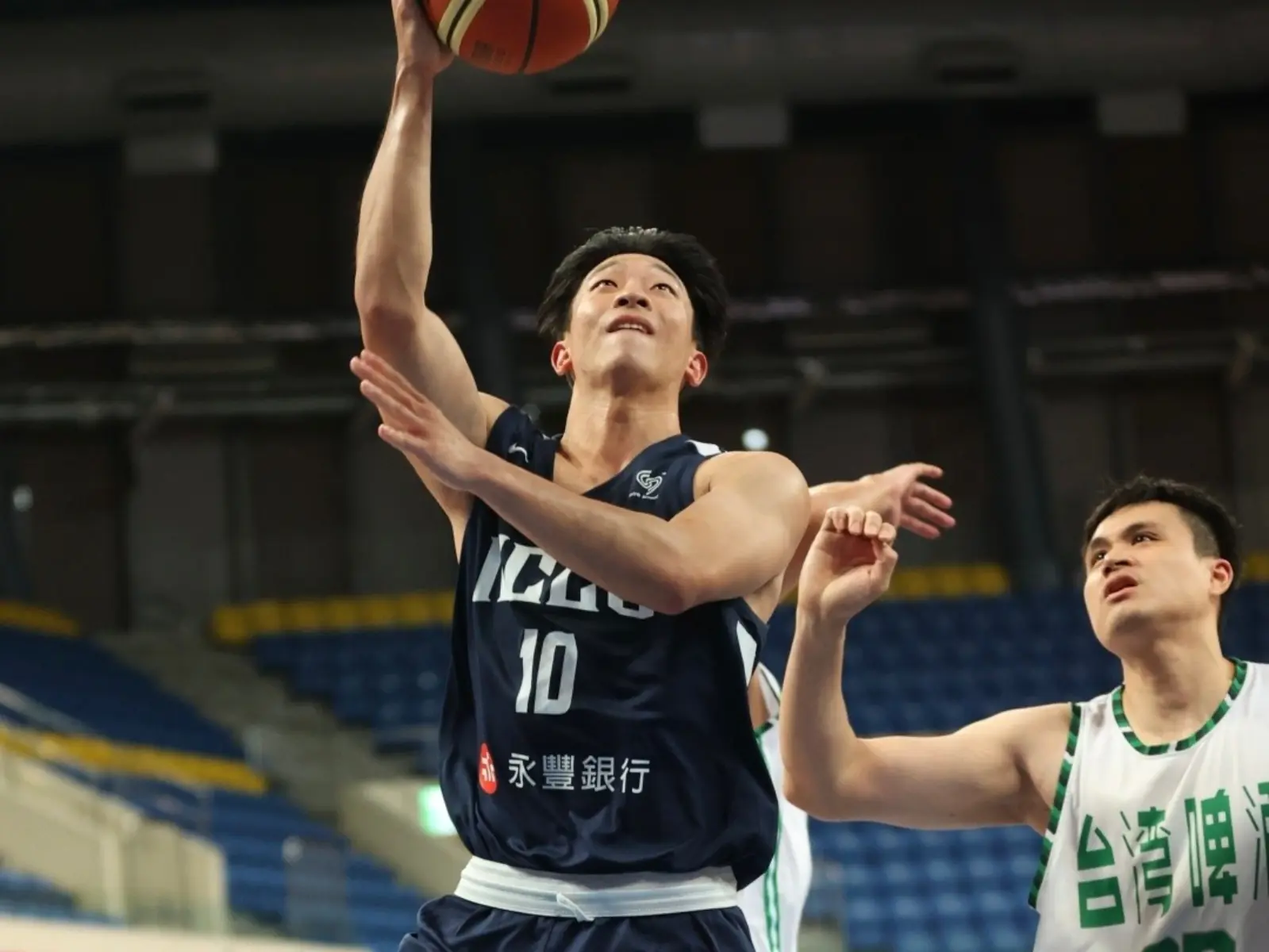 跨聯盟邀請賽／政大雄鷹 29 分大勝 SBL 台啤，豪奪 4 連勝位居龍頭寶座！