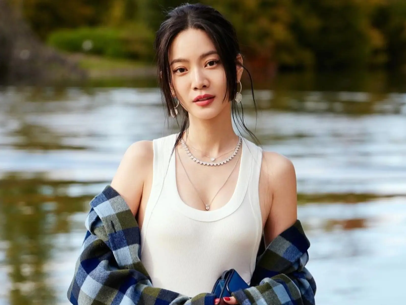 曾之喬曬「超兇深V」！罕見大解放引網暴動：是希臘女神！【野生抓正妹】