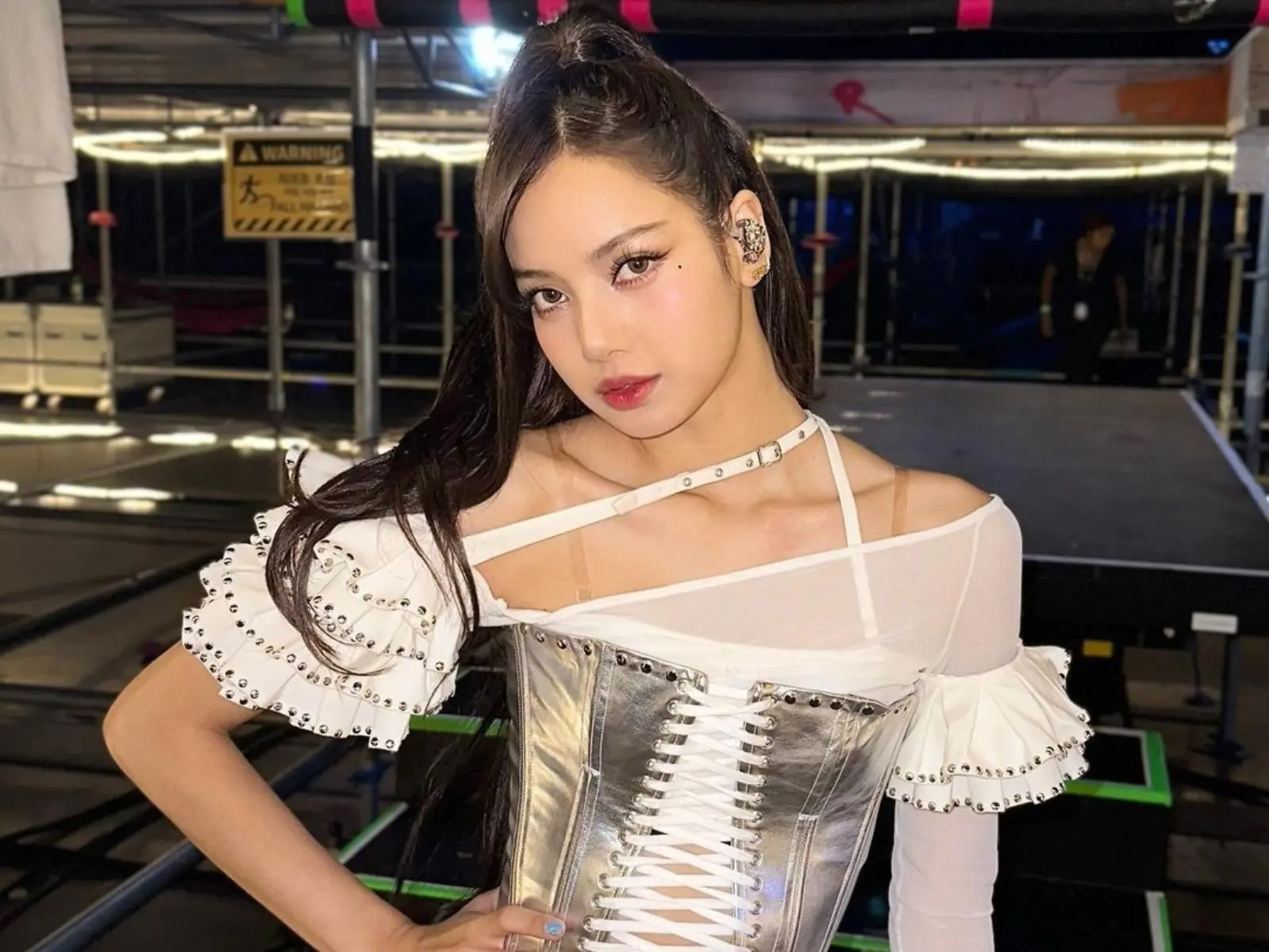 《BLACKPINK》Lisa 瘋馬秀「暗黑影片」曝光？15 秒「火辣剪影」完美曲線一覽無遺！