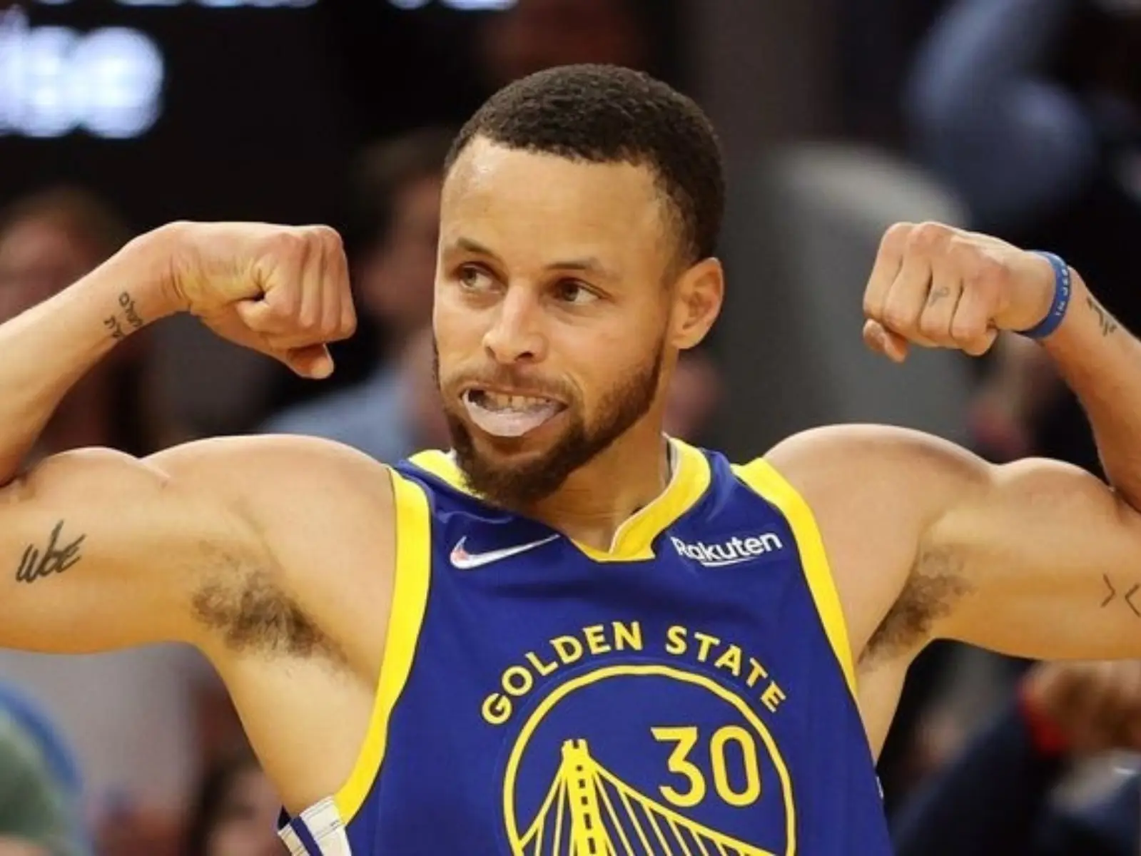 NBA／Curry 飛往杜拜沙漠地區「赤腳爬坡」訓練讓網友驚嘆：「我看了什麼！」