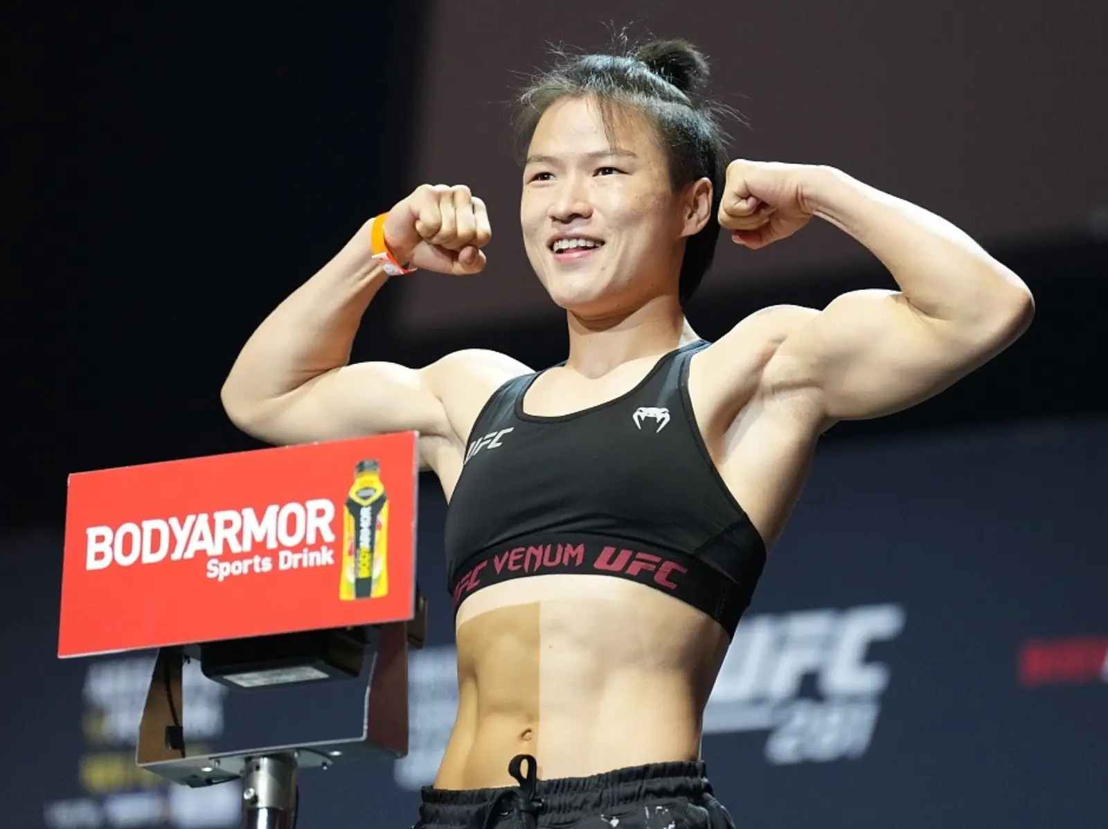 NBA／中國 UFC 女選手張偉麗直接將歐尼爾「徒手抱起」，超扯力量讓俠客直接被圈粉！