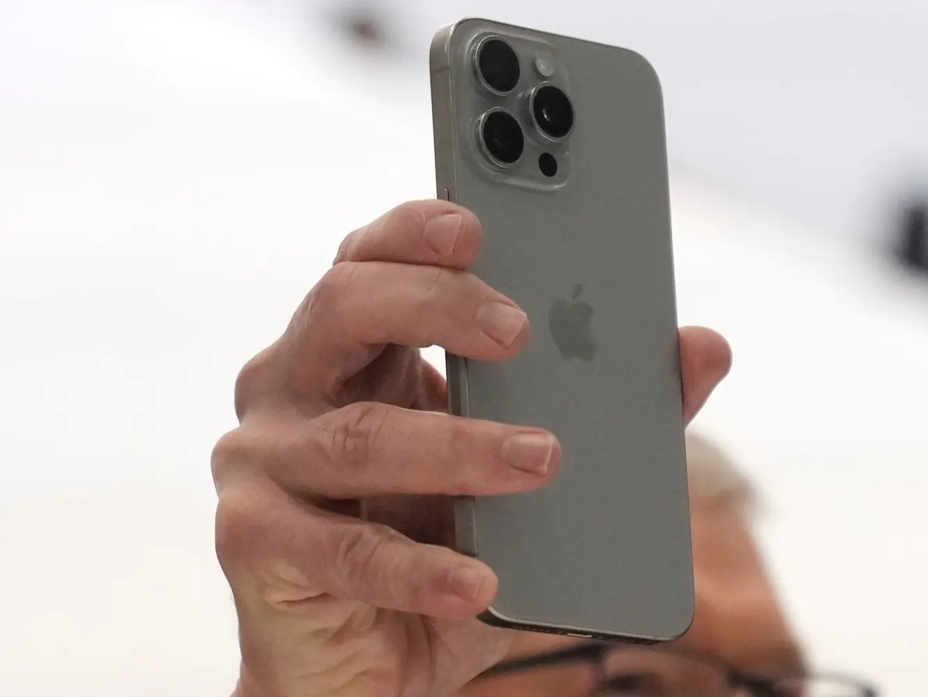 蘋果 Apple iPhone 15「手機過熱」災情頻傳，官方正式回應是「iOS 17」造成！