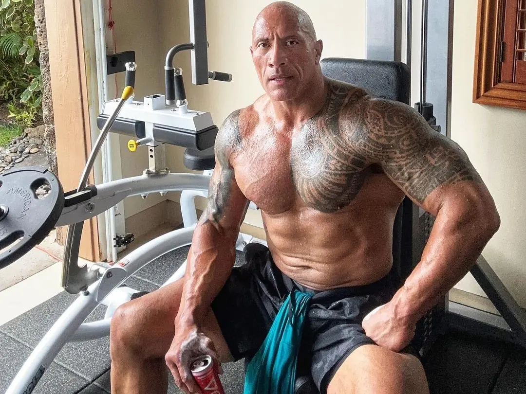 巨石強森 Dwayne Johnson 曬臥推 200 磅啞鈴影片，力量驚人引熱議！