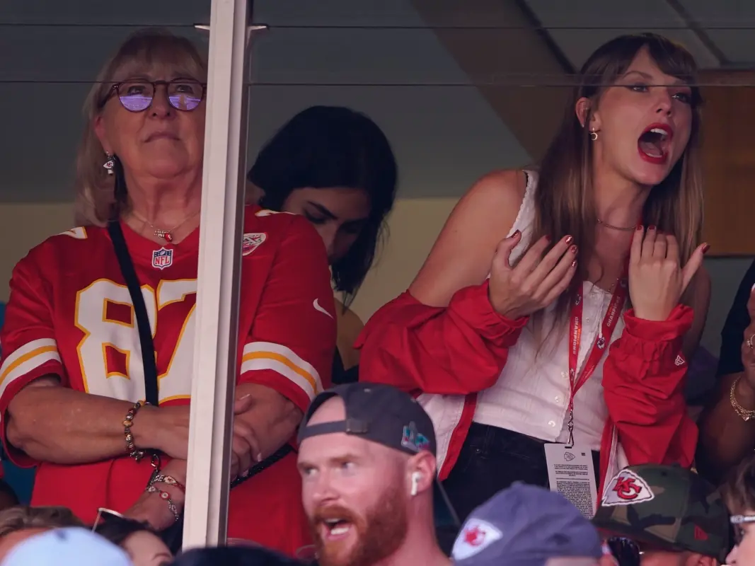 泰勒絲 Taylor Swift 和 NFL 特拉維斯凱爾西戀情確定了？受準婆婆認可引熱議！