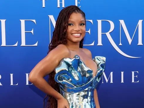 《小美人魚》海莉貝利 Halle Bailey 藏肚吃早餐，疑似懷孕引熱議！