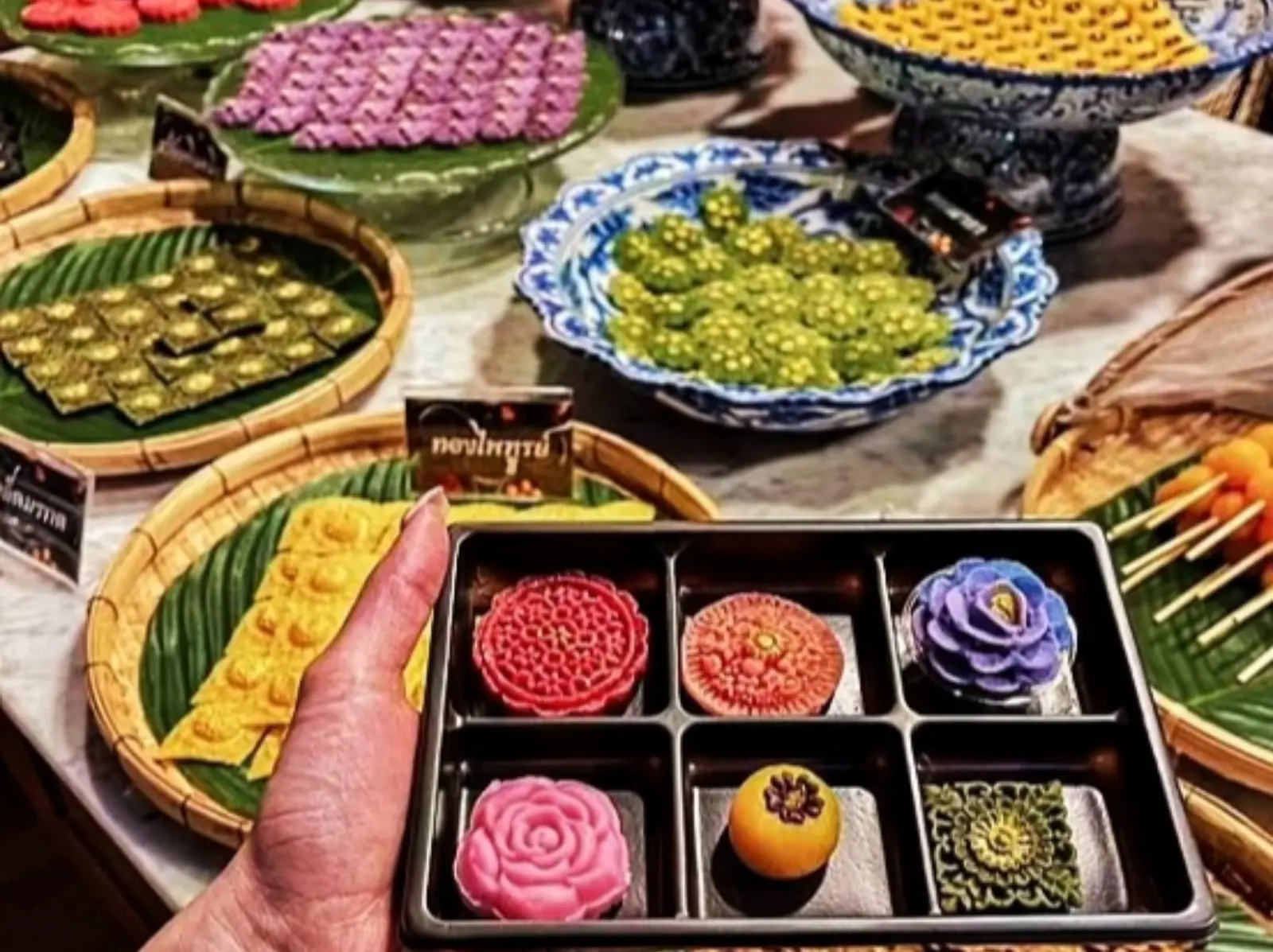 2025 泰國 ICONSIAM 水上市場美食推薦：七色芒果糯米飯、斑斕椰子糕⋯撐死也要吃！