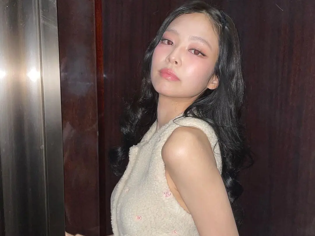BLACKPINK Jennie 活動造型翻車！毛絨套裝下面一包引網酸：「超像尿布！」