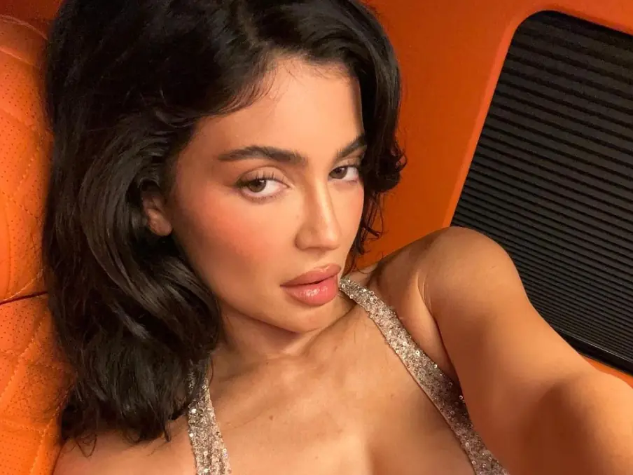 凱莉珍娜 Kylie Jenner 曬自拍，腹部隆起引發懷孕傳聞！