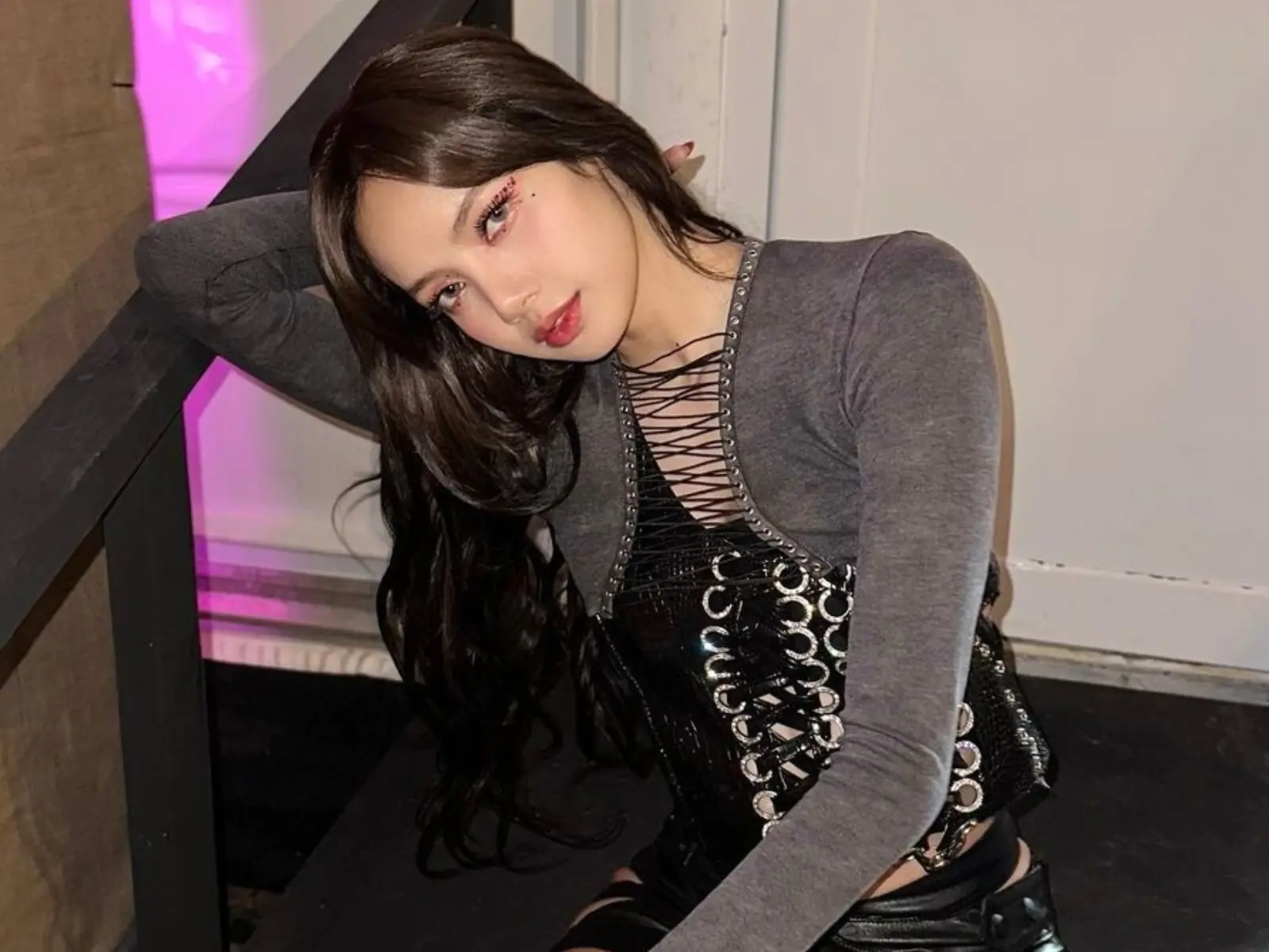 BLACKPINK Lisa 瘋馬秀「10 張高清無碼照」曝光！辣度破表高喊：未來缺人隨時找我！