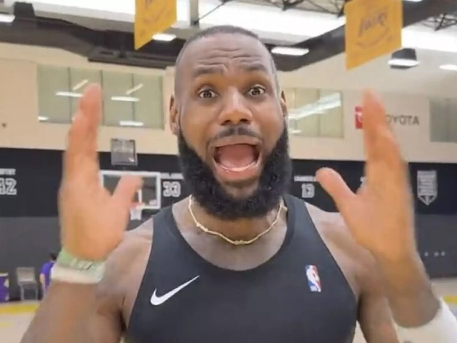 NBA／詹皇 LeBron James 得知自己正式登頂「聯盟最老」嚇到抱頭尖叫，跑去單手暴扣壓壓驚！