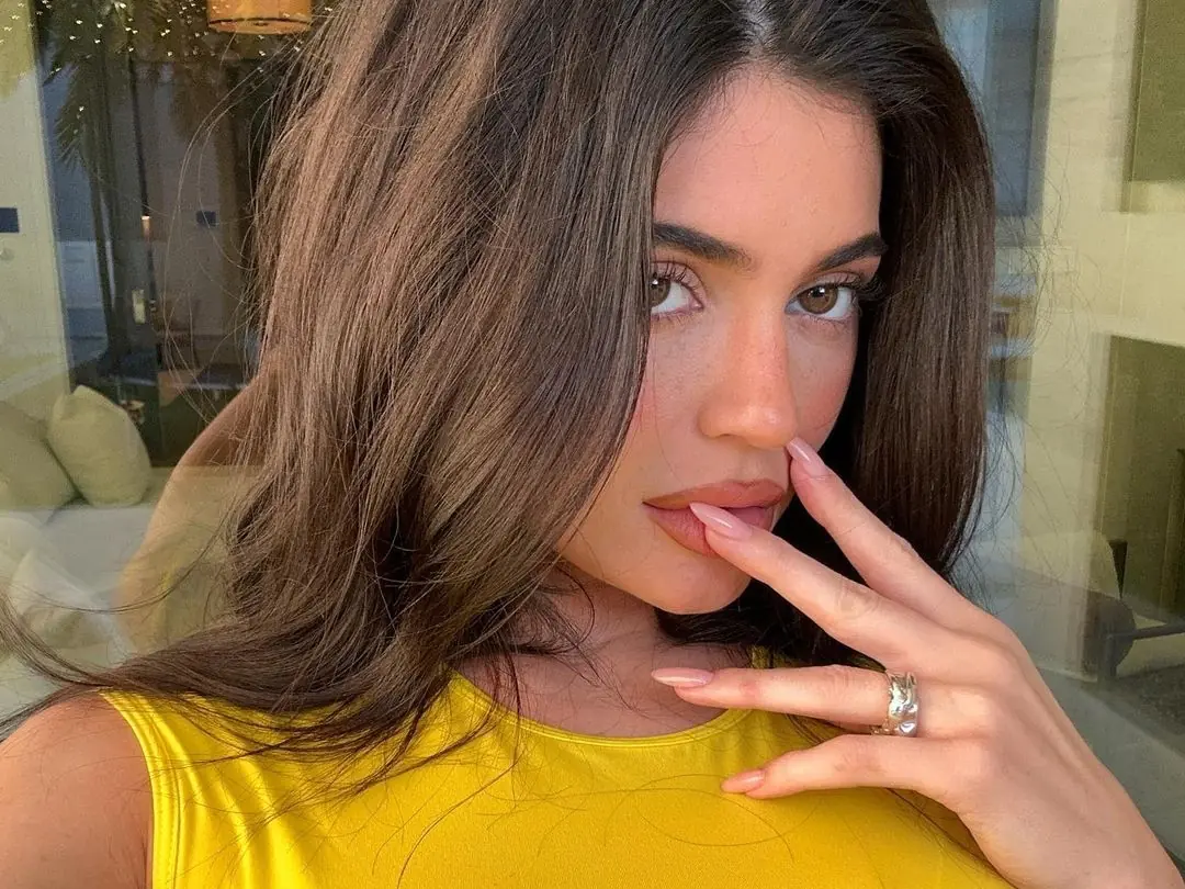 凱莉珍娜 Kylie Jenner 再陷拍照事故，床頭出現黑色條狀引網疑：「是大人的玩具！」