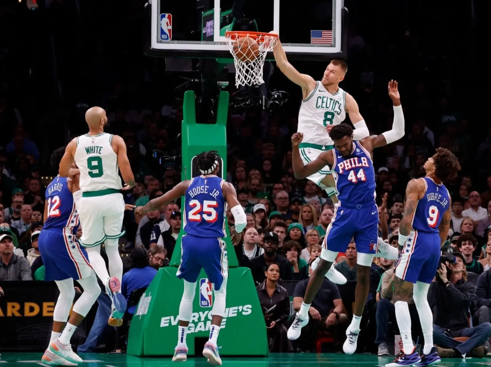 NBA／Kristaps Porzingis「空中接力單手暴扣」超秀，塞爾提克擊敗 76 人取得熱身賽首勝！