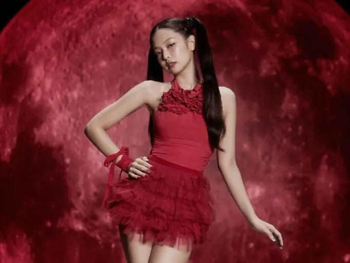 BLACKPINK Lisa 遭譴責沒支持 Jennie！韓媒：「成員們關係不一樣了！」
