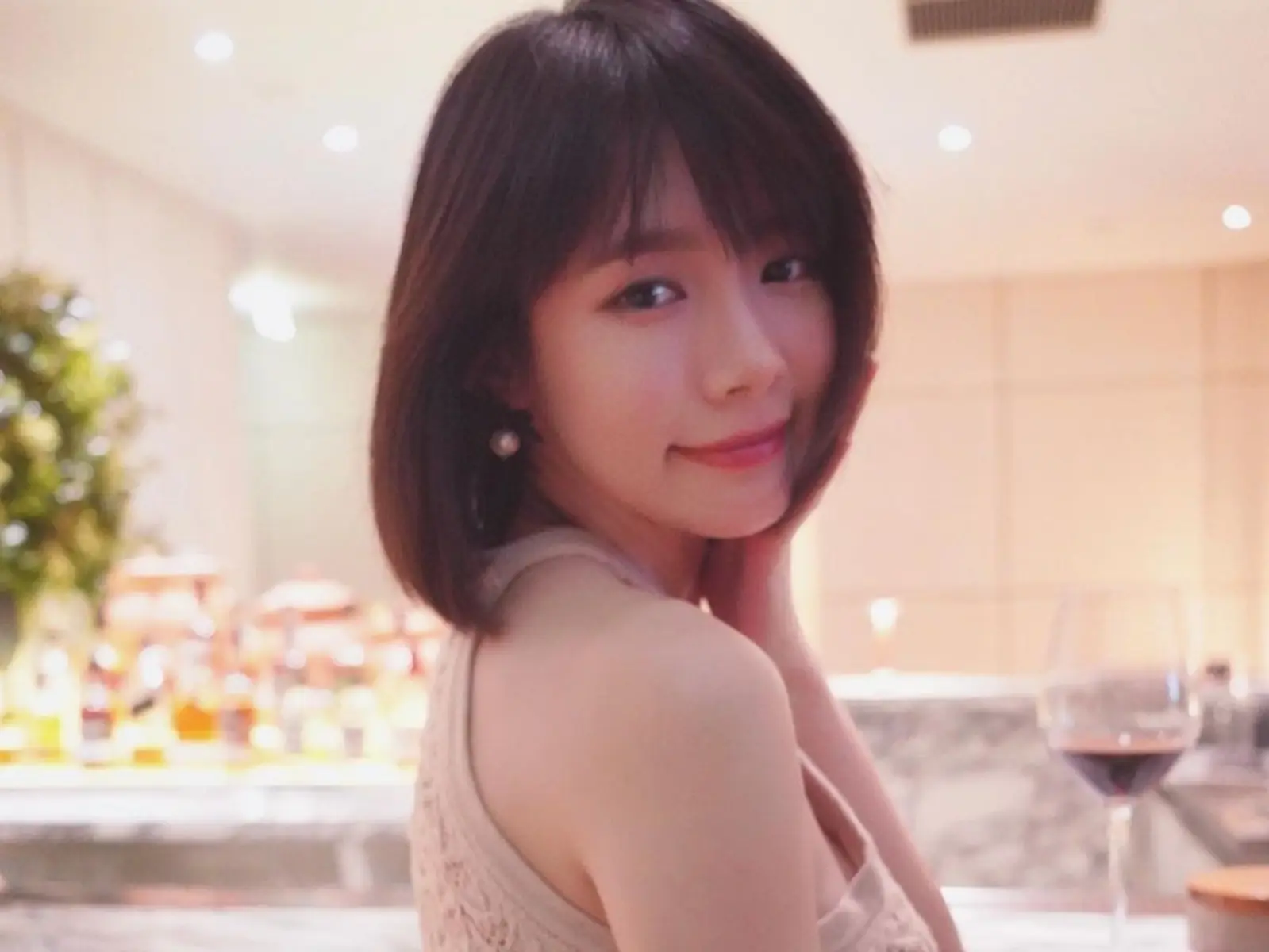 「大馬女神」林明禎細肩緊身洋裝炸出完美曲線！撫媚女人味噴發！【野生抓正妹】