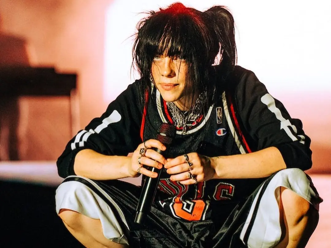 怪奇比莉 Billie Eilish 自嘲〈Bad Guy〉是世界上最愚蠢的歌曲，甚至可以用「呃」形容！