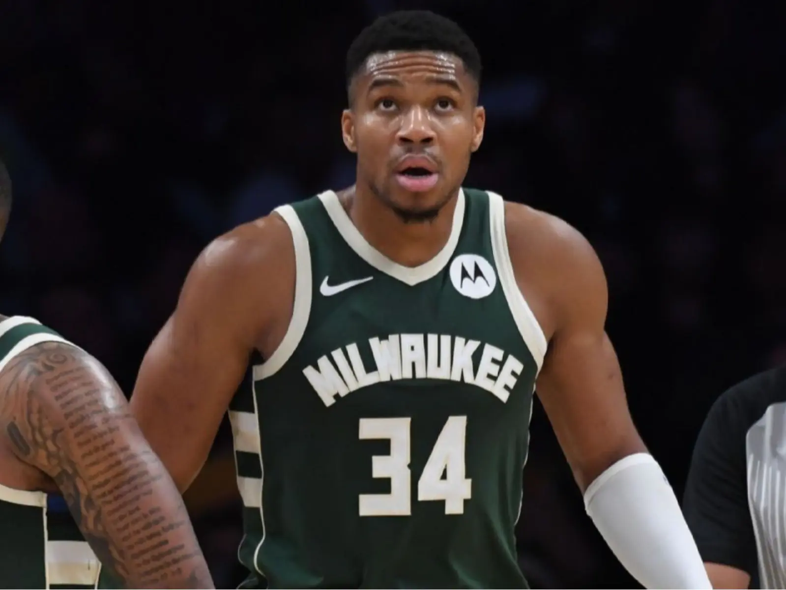 NBA／字母哥 Giannis 熱身賽展現「夢幻步」，遭 Gilbert Arenas  吐槽：「走步了！」