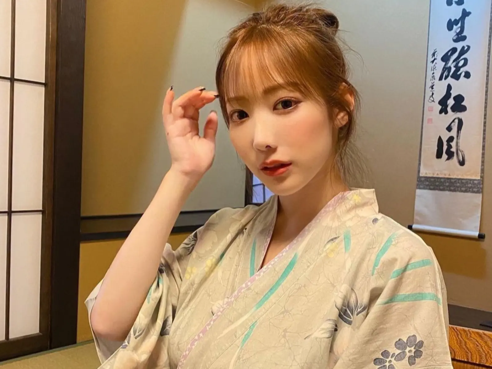 小宵虎南曬「超大尺度泡湯照」，浴巾溢出兇猛曲線太犯規！【老司J開車】
