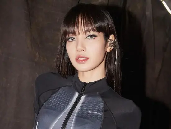 BLACKPINK Lisa 替繼父慶生，手上禮物疑似是和緋聞男友 Frédéric Arnault 的戀愛鐵證！