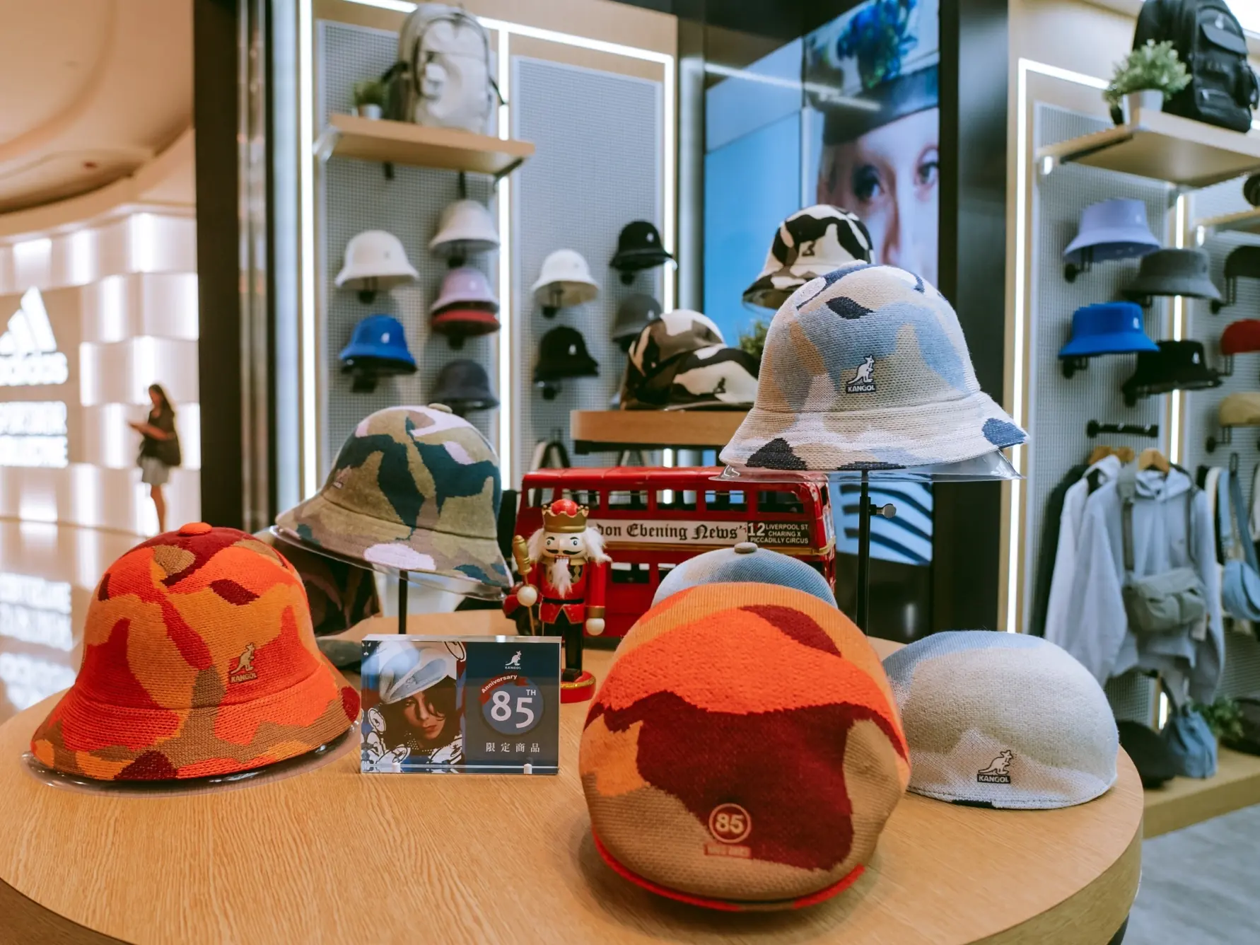 KANGOL 最新 85 週年＆Mastermind JAPAN 聯名系列現正發售，你缺的就是這頂！