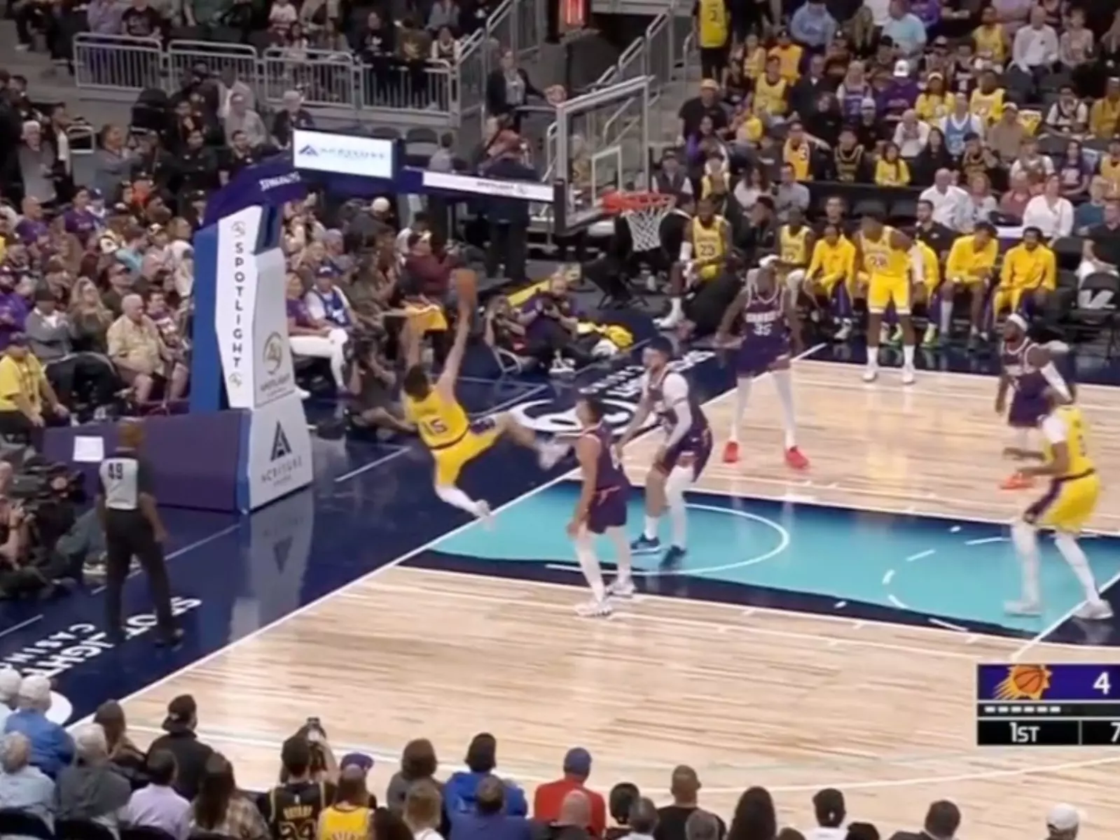 NBA／Austin Reaves 假摔買犯動作太浮誇，球迷看傻：「像是剛跳出水面的魚！」