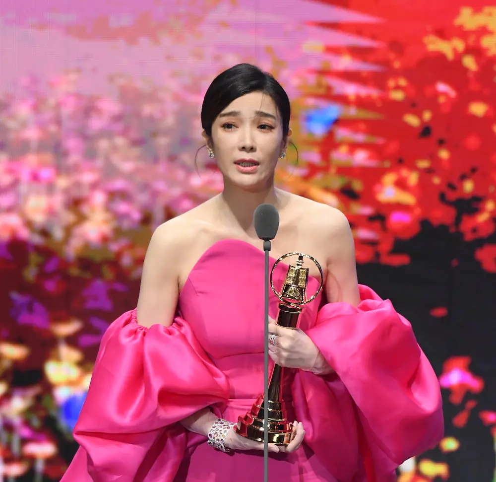 金鐘58 / 擊敗桂綸鎂、林予晞！蔡淑臻以《村裡來了個暴走女外科》勇奪「戲劇節目女主角獎」！
