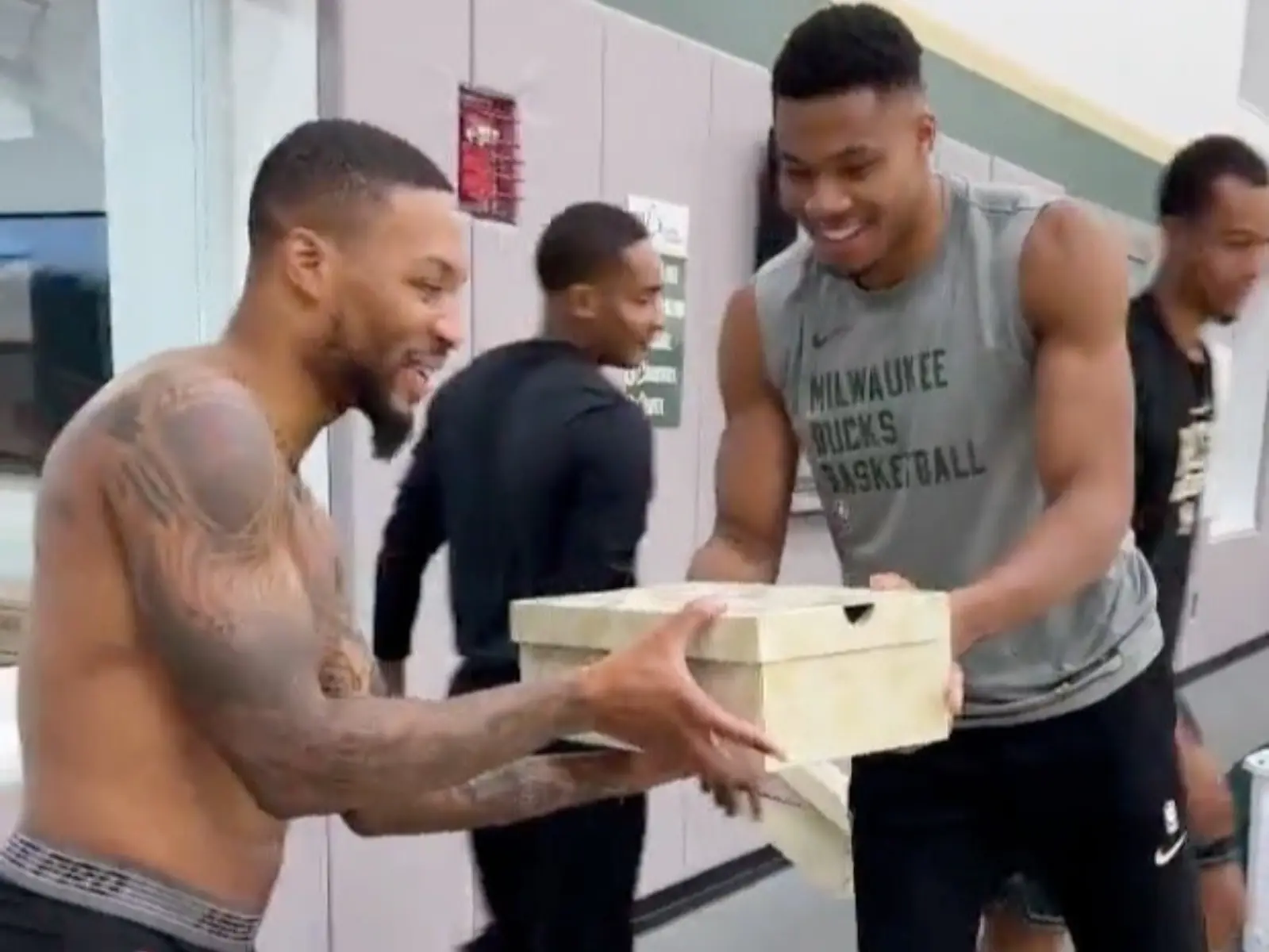 NBA／字母哥把簽名鞋 Nike Freak 5 送給 Damian Lillard，網友笑：「根本不可能穿！」