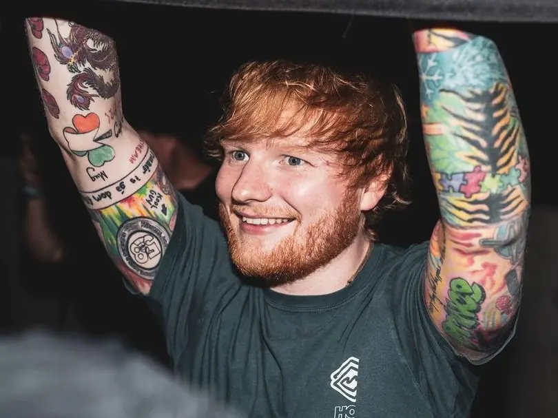紅髮艾德 Ed Sheeran 刺青藏音樂里程碑！紀念演唱會門票賣光、為第一次日本表演所刺⋯10 個刺青秘密原來是這個！