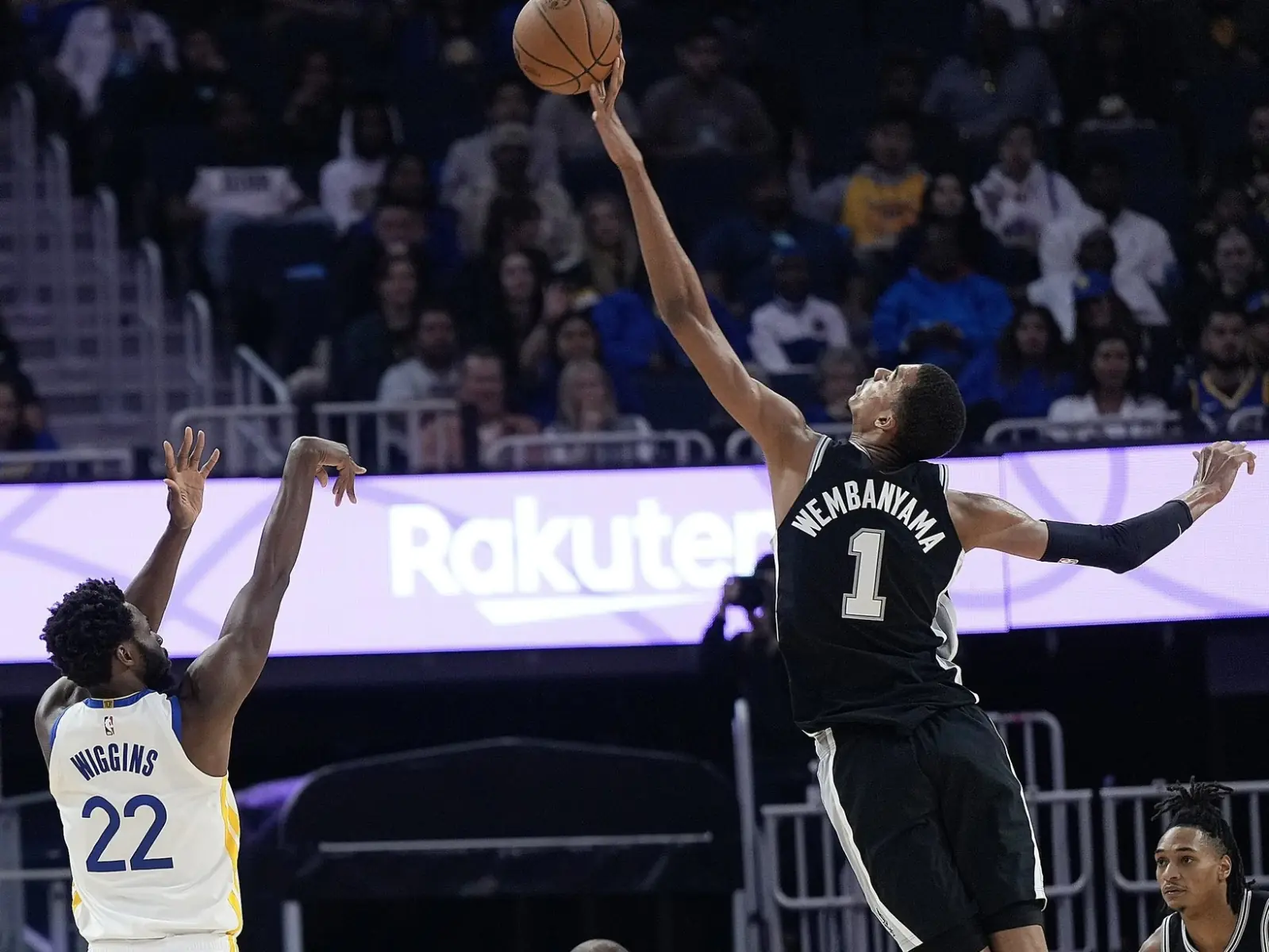 NBA／Victor Wembanyama 超扯火鍋畫面遭網友瘋傳！把 Wiggins 守爆展現逆天身材條件！