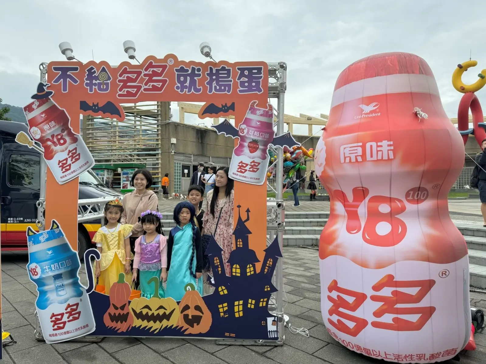 不給多多就搗蛋！萬聖趴「巨無霸多多」驚現 秒成萌娃打卡朝聖地