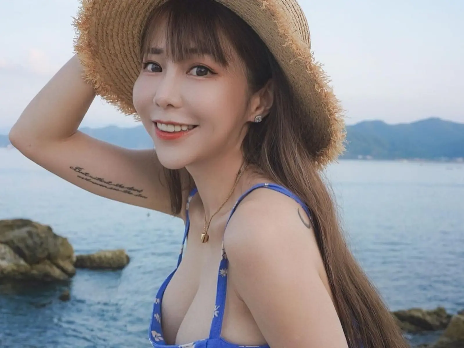 「啦啦隊女神」梓梓萬聖節辣扮美人魚！邪惡救生員視角曝光！【野生抓正妹】