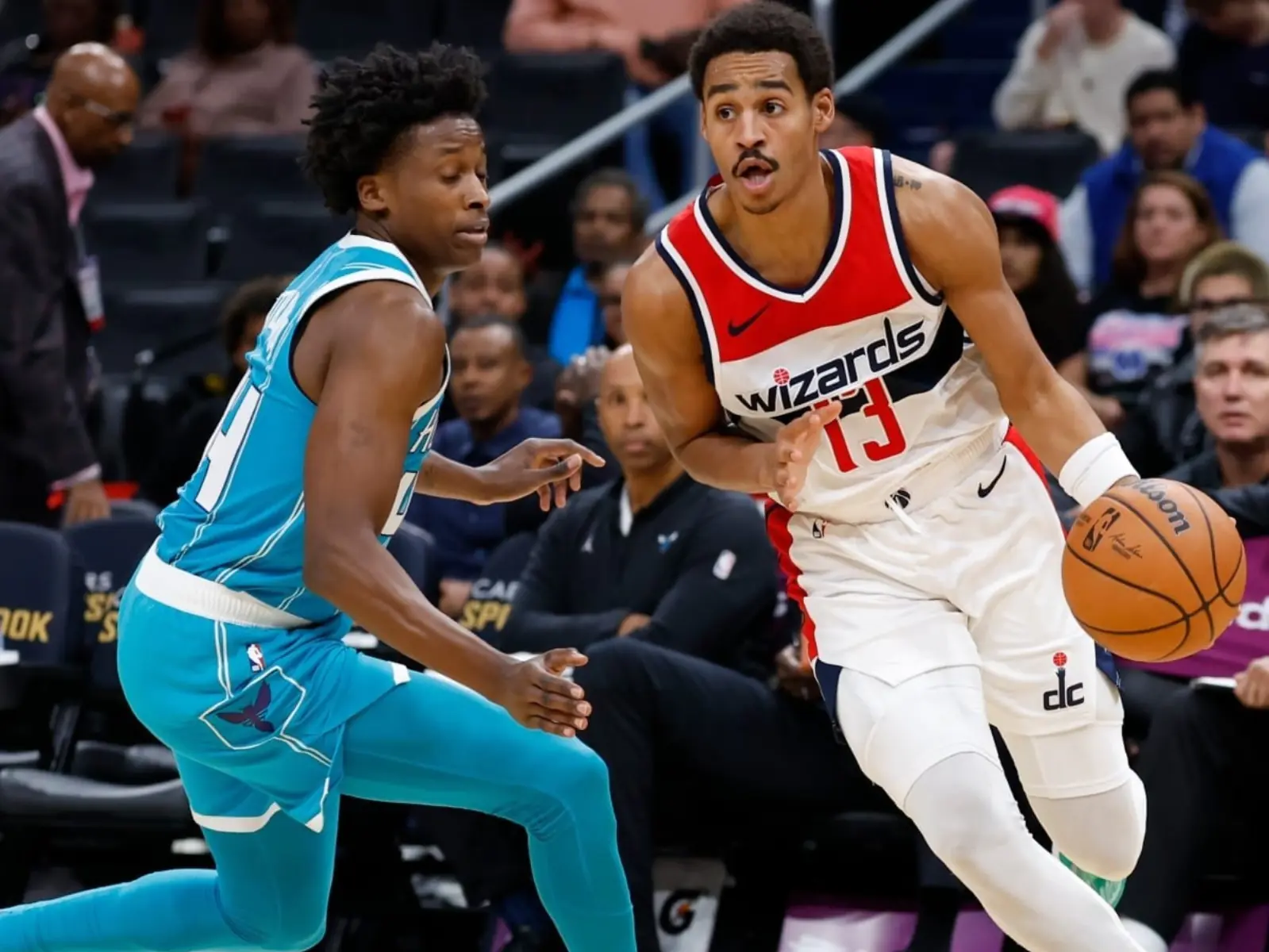 NBA／Jordan Poole 故意「耍帥」被 Kristaps Porzingis 蓋火鍋，球迷笑：「難怪會被揍！」