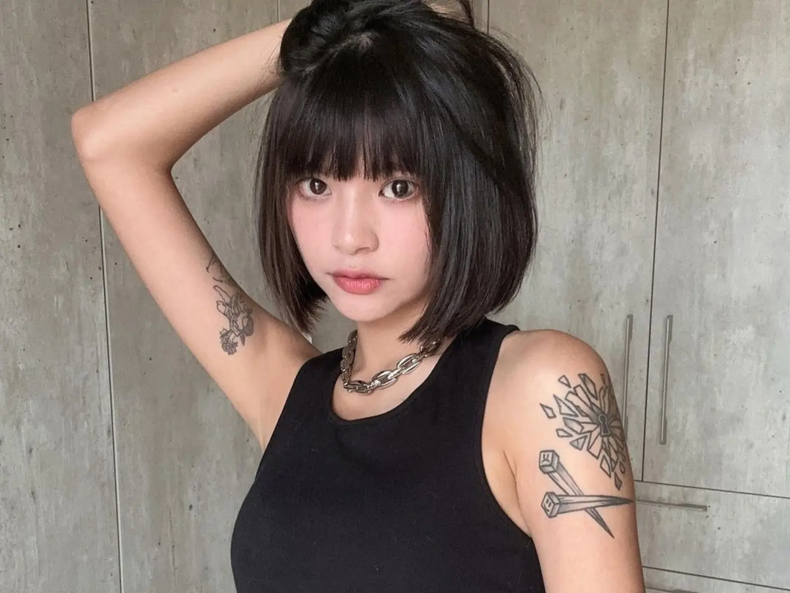 晨晨潛水衣「拉鍊開到肚臍」太火辣！一轉身完美曲線現形網嗨：放大的這邊報到！【野生抓正妹】