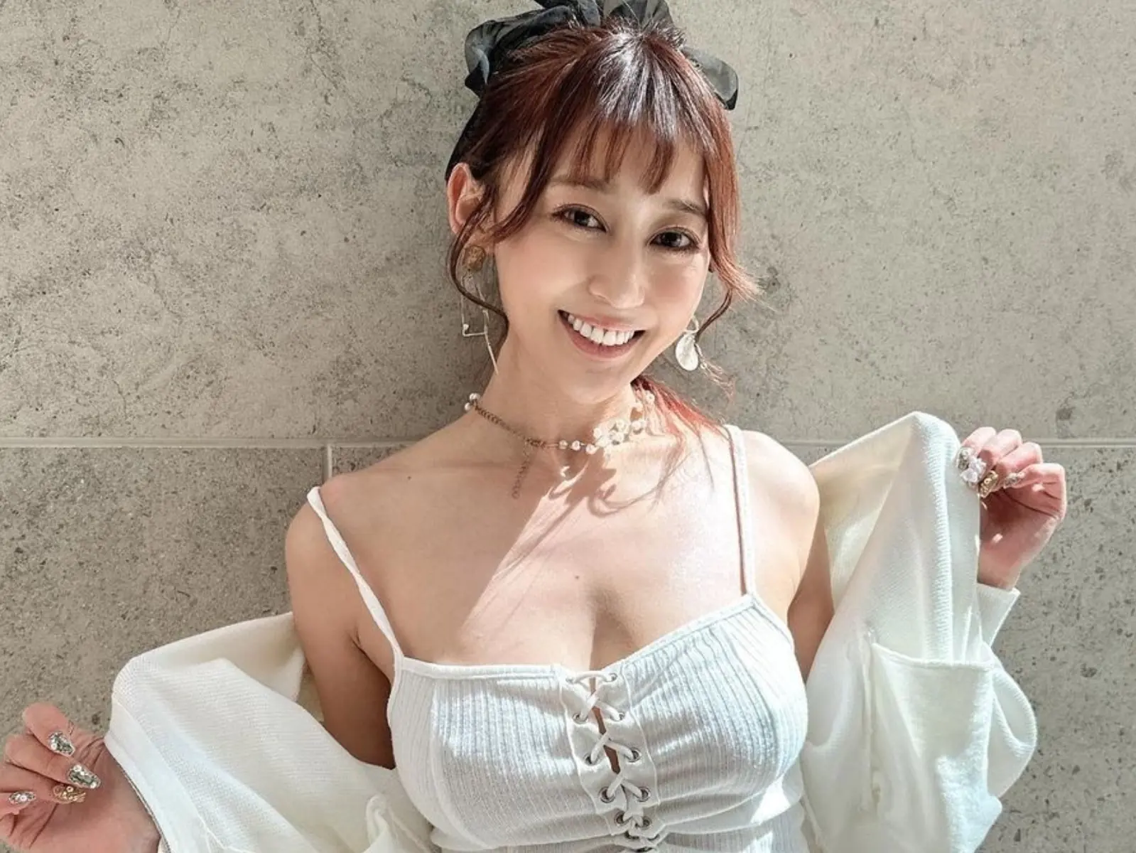 日本正妹 YTR まっか「無罩」遊台灣！「掀衣合照 101」大秀傲人內在美網嗨：世界和平的一天！【野生抓正妹】