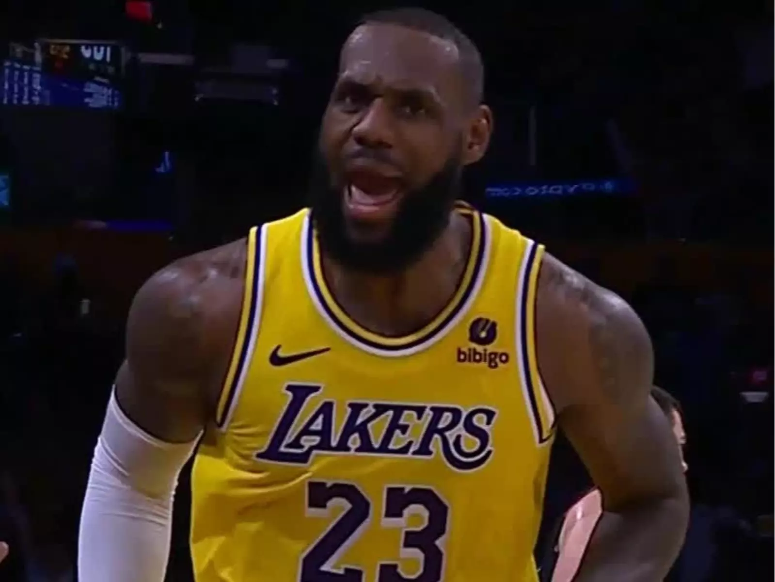 NBA／詹皇 LeBron James 後場「穿鞋」直衝禁區單手暴扣！狂轟 35 分率湖人擊敗快艇！