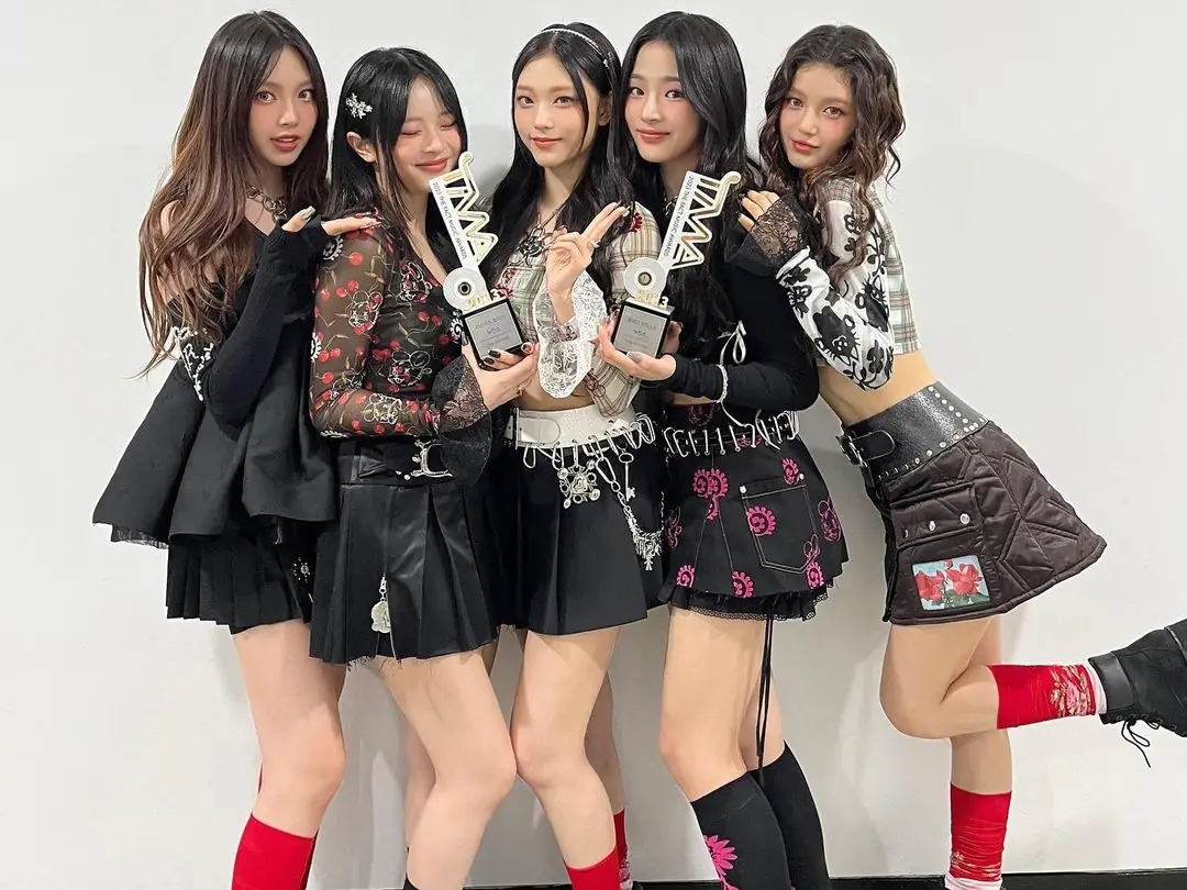NewJeans Minji 吹笛動作引發吸菸疑慮！網友：「她都 19 歲了！」