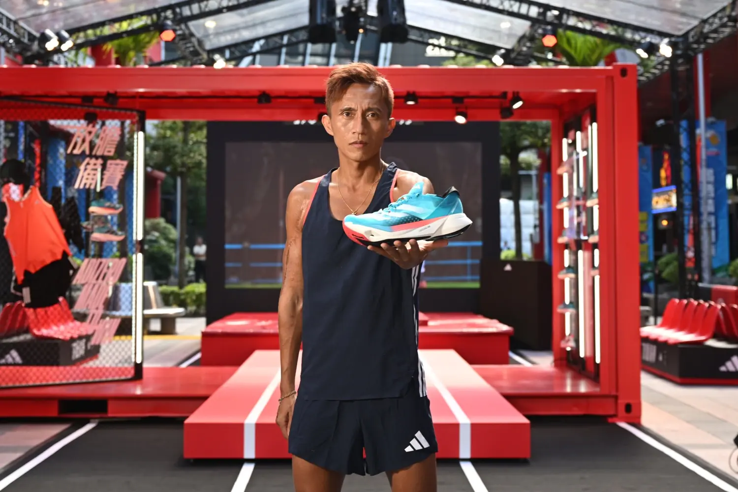 adidas 打造《ADIZERO RUNBASE 飆速跑者基地》決戰 2023 台北馬拉松！蔣介文上腳 ADIZERO 跑鞋號召跑友突破 PB！