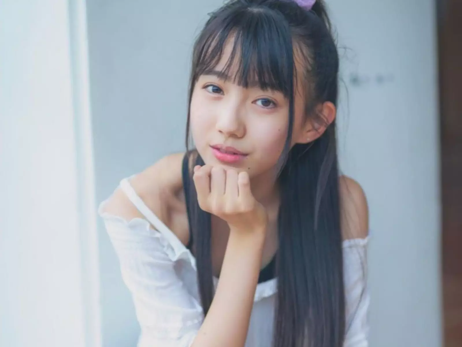 日本 13 歲蘿莉正妹「東恩納瑠花」來台旅遊，卻專挑宮廟、路邊機車等「奇特街景」合照引熱議！【野生抓正妹】