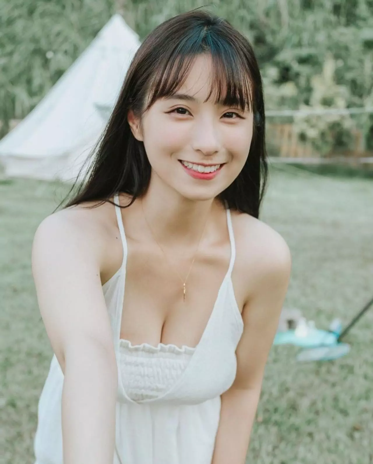 正妹 YouTuber 「蘋蘋澎澎」拉下泳衣拉鍊，胸前的「顫動畫面」意圖使人按壞重播鍵！「【野生抓正妹】