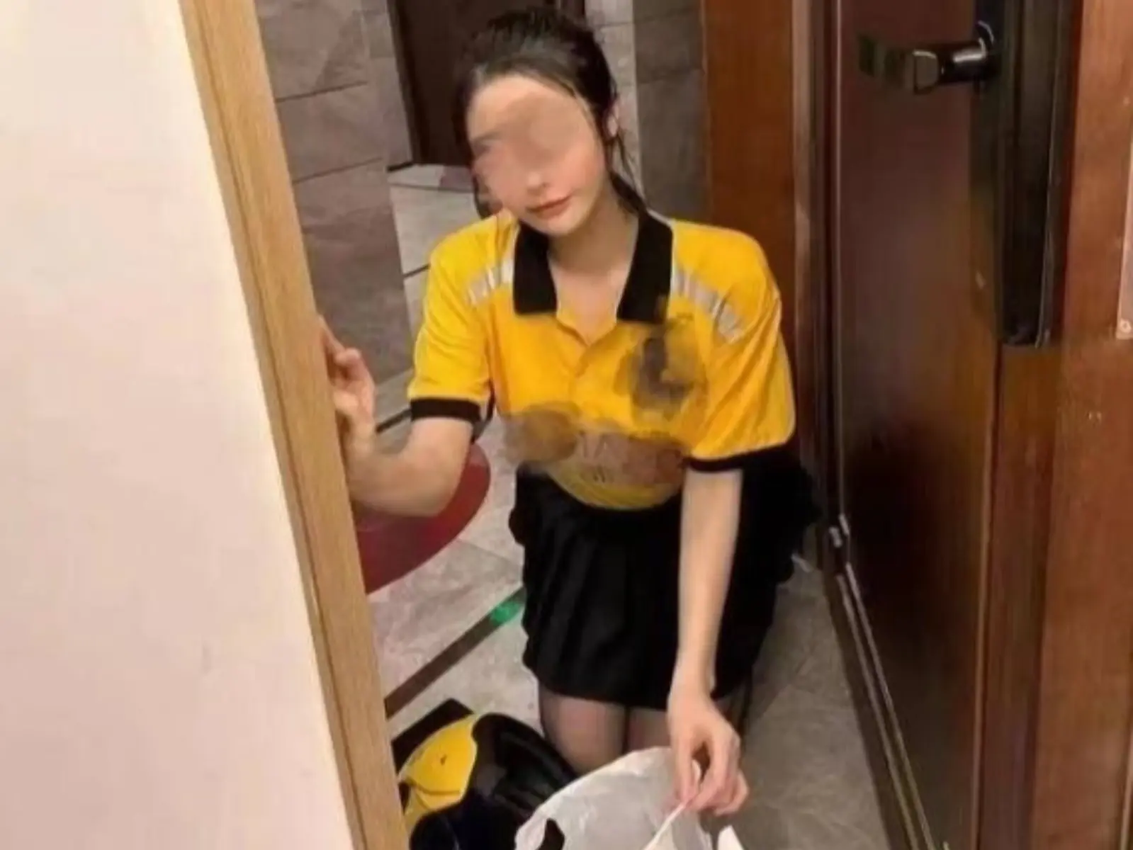 中國外送平台興起正妹「外送媛」送餐，一碗牛肉飯卻要價 5000 台幣引人質疑是否有「特殊服務」？