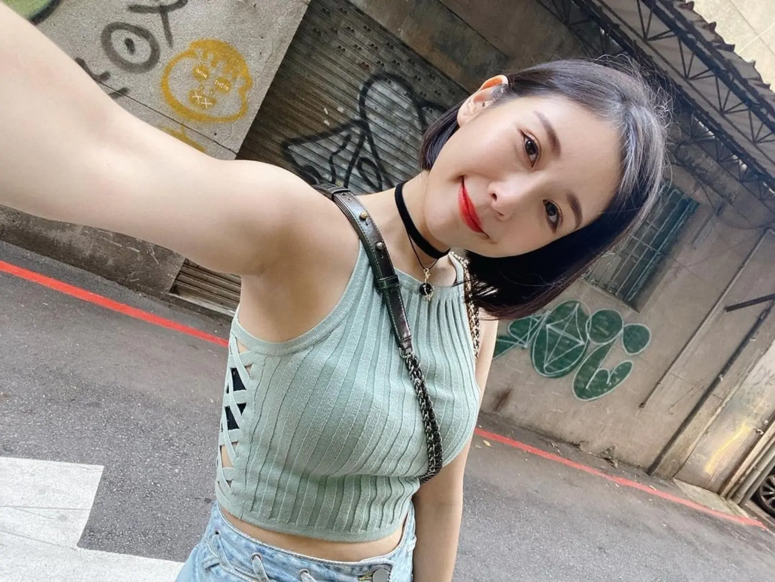 女星 Albee 夜拍曬超危險視角！自信甜喊不需後製網羞：還真不知道該看哪！【野生抓正妹】
