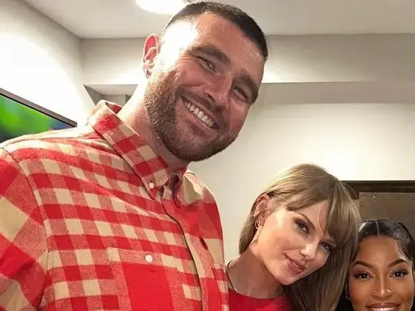 泰勒絲 Taylor Swift 和 Travis Kelce 後台飛奔擁吻畫面引熱議！網友直言：「根本電影場面！」