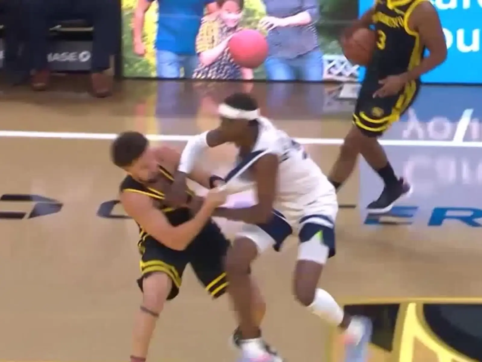NBA／勇士灰狼之戰爆發打架衝突！Klay 與 McDaniels 扭打、追夢綠手臂勾住 Gobert 脖子！