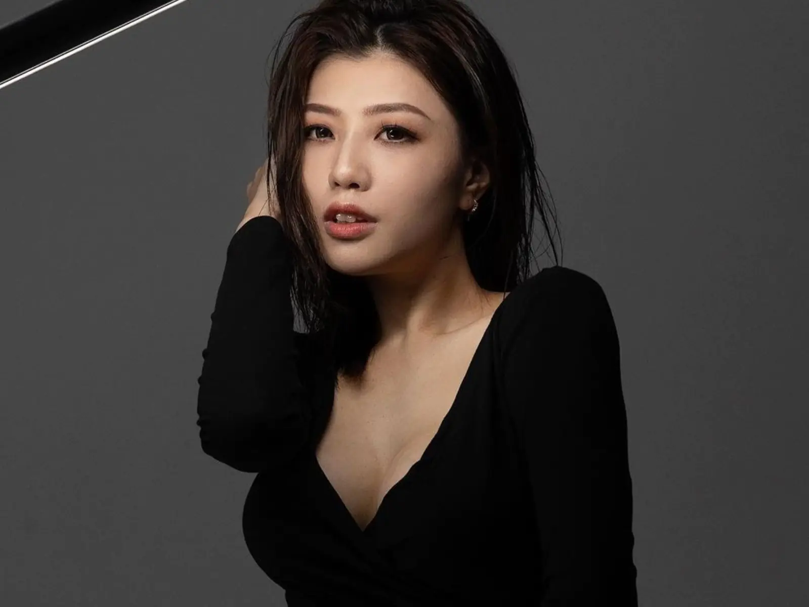 YouTuber「Ms. Johnny 御姐強尼」金刻獎「提油就火」掀熱議！再曬襯衫無罩下樓梯片段問：「如果我是上班族你們喜歡嗎？」【野生抓正妹】