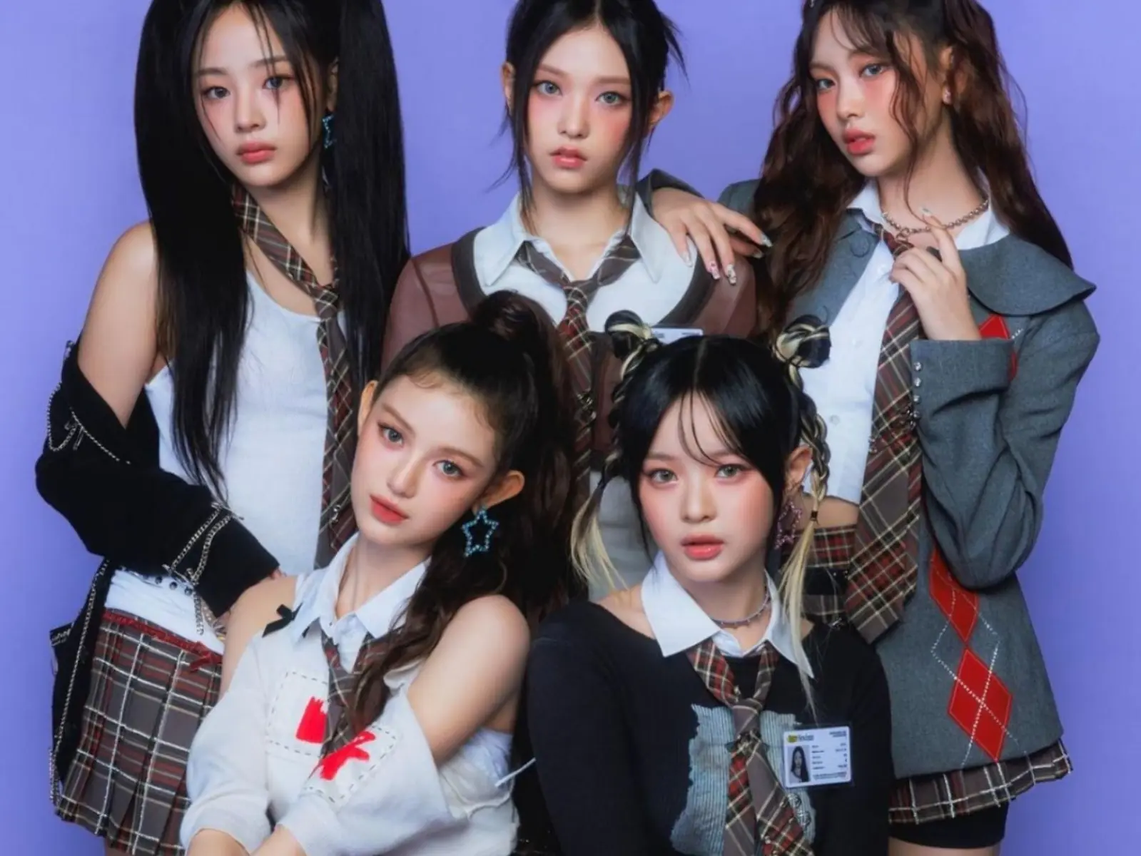 NewJeans 與《英雄聯盟》S13 世界大賽 T1 與 WBG 戰隊合照，「跪著拍照」姿勢卻引來中國粉絲不爽！