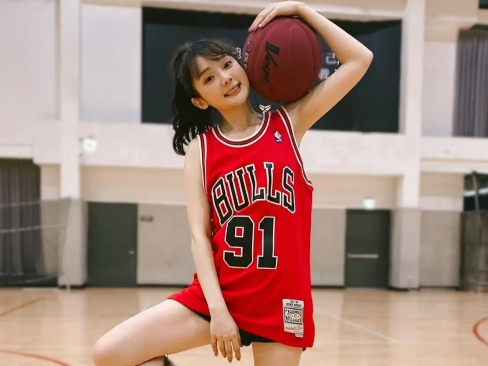 「籃球女神」洗菜合體「全明星」賴 ki 打籃球！單穿運動內衣賣力運球網嗨：甜到對手先認輸！【野生抓正妹】