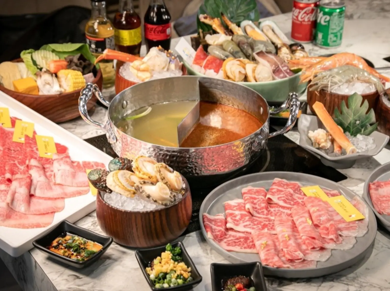 梨花 A5 和牛放題｜高雄帝王蟹吃到飽火鍋-多種日本 A5 和牛、帝王蟹松葉蟹任你吃｜秘制蝦皇湯頭大推