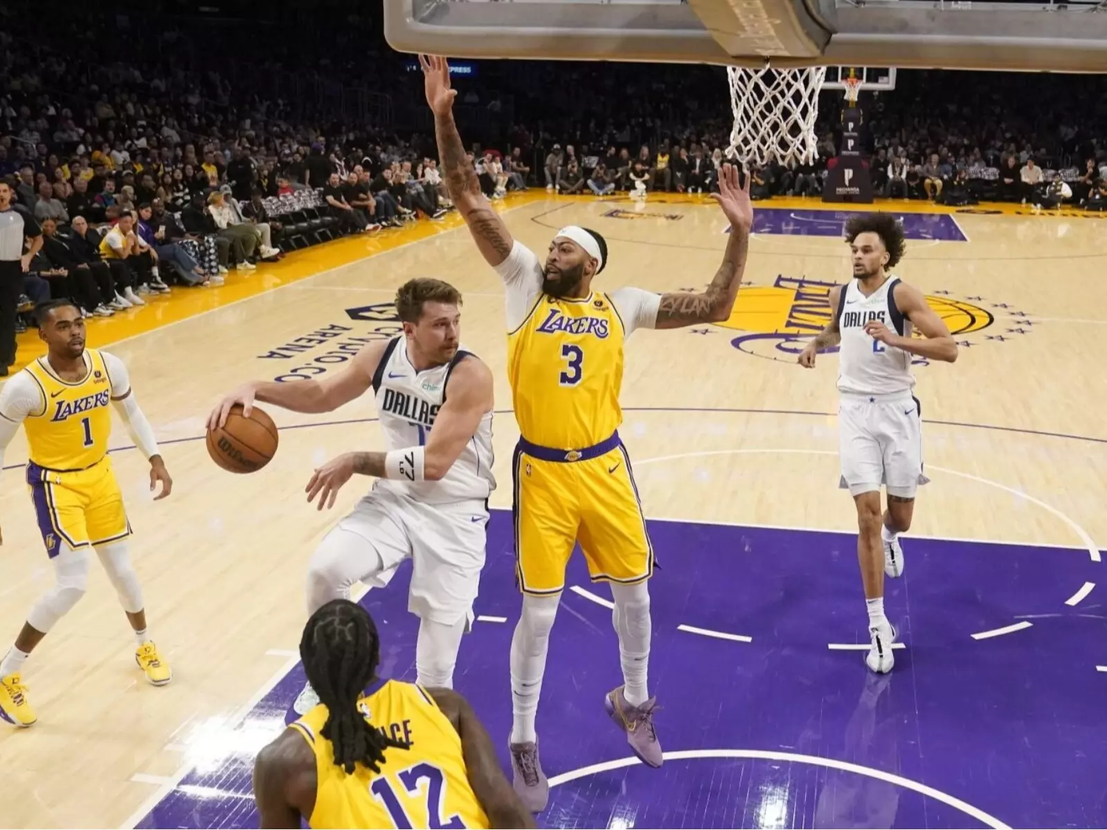 NBA／Luka Doncic「穿襠傳球」戲耍詹皇 LeBron James！全場轟 30 分率獨行俠擊敗湖人！